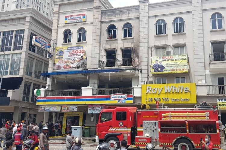 Sebuah gudang minimarket yang berlokasi di Jalan Danau Sunter, Sunter, Jakarta Utara terbakar pada Rabu (12/1/2022).