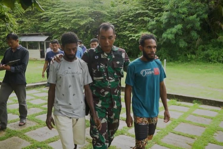 Dua simpatisan TPNPB asal Kaimana Papua Barat saat menyerahkan diri ke Koramil seemoat