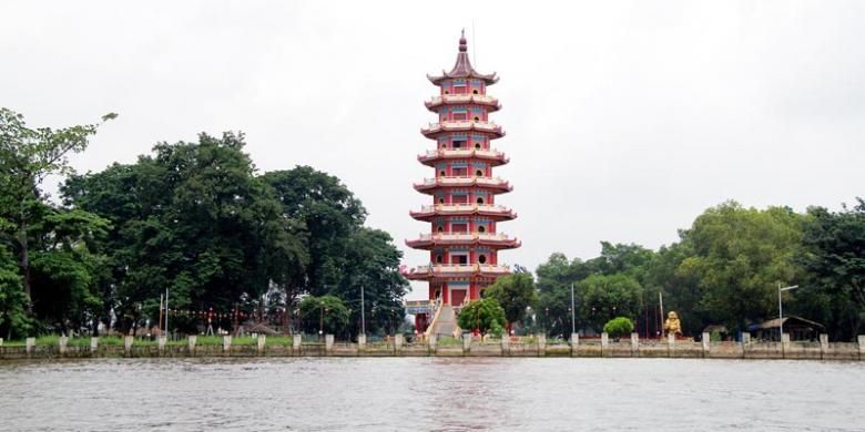 Kompleks Kelenteng dan Pagoda Hok Cing Bio di Pulau Kemaro, Palembang, Sumatera Selatan, Jumat (24/1/2014), dilihat dari Sungai Musi. Pulau di tengah Sungai Musi ini menjadi tujuan ratusan ribu orang dari sejumlah daerah setiap perayaan Cap Go Meh atau bulan purnama pertama setelah Imlek. 