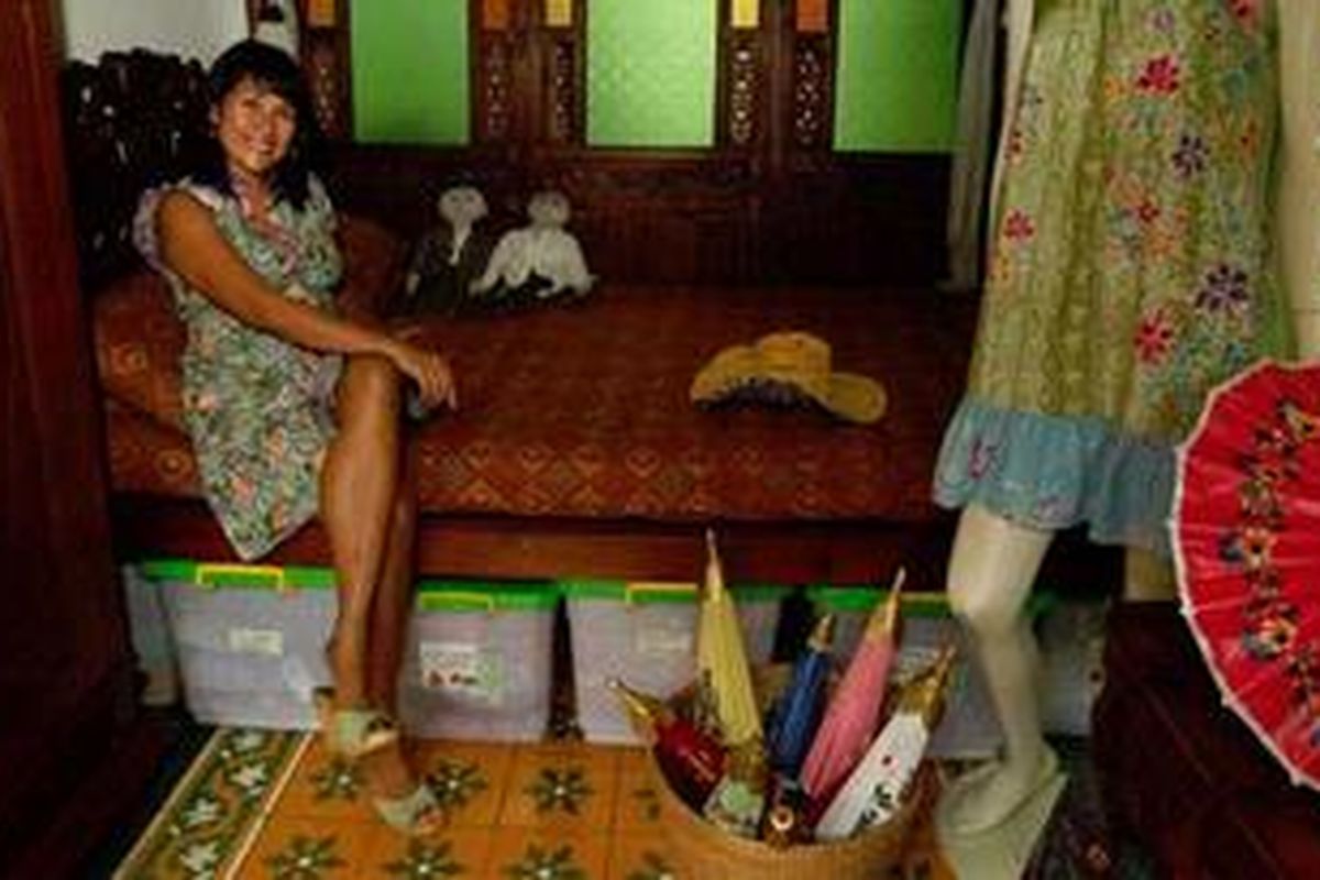 Ide membuat rumah ini berawal dari kerinduan Rachmani Endrawati akan rumah nenek dan kakeknya di Surabaya.