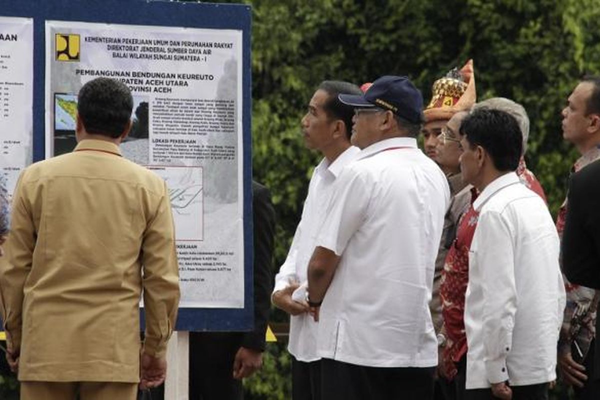 Presiden Republik Indonesia, Joko Widodo, didampingi Menteri Pekerjaan Umum dan Perumahan Rakyat (PUPR) Basuki Hadimuljono, Pelaksana Tugas Direktur Jenderal Sumber Daya Air Mudjiadi, dan Gubernur Aceh Zaini Abdullah, meresmikan dimulainya pembangunan Bendungan Krueng Keureuto, di Kabupaten Aceh Utara, Provinsi Aceh, Senin (9/3/2015).