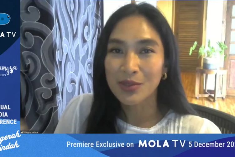 Happy Salma dalam jumpa pers Mola TV