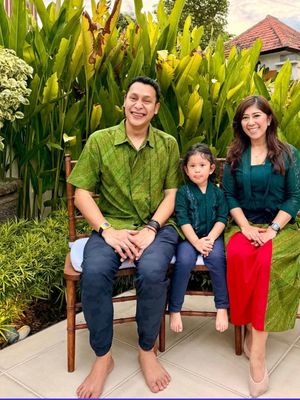 Outfit Lebaran Menkomdigi Meutya Hafid dan keluarga.