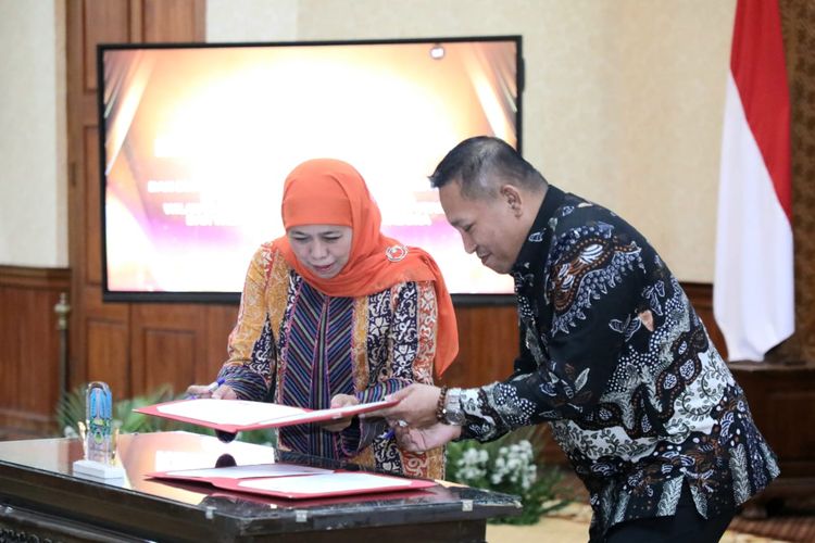 Gubernur Khofifah dalam penandatanganan PI 10 persen di Gedung Negara Grahadi, Surabaya, Rabu (22/11/2023).
