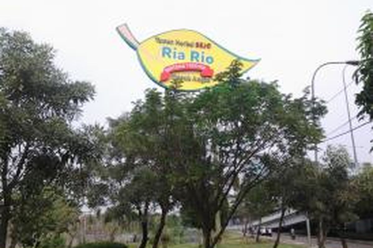 Inilah billboard Bintang Toejoe yang terletak di Waduk Ria Rio, Pulogadung, Jakarta Timur, Jumat (6/6/2014).