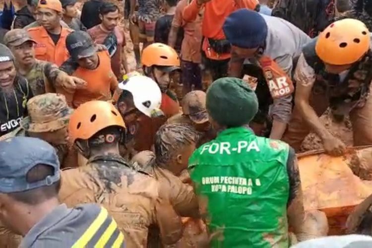 Korban longsor di Desa Ilan Batu, Kecamatan Walenrang Barat, Kabupaten Luwu telah ditemukan seluruhnya, Senin (04/10/2021) sore