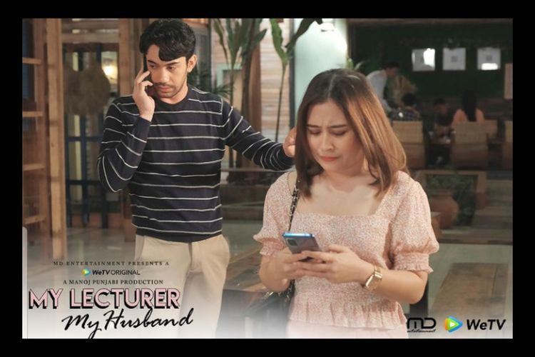 Reza Rahadian dan Prilly Latuconsina berperan sebagai Aryo dan Inggit dalam serial My Lecturer My Husband (2020)