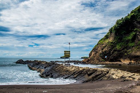 Uniknya Pantai Watu Ulo Jember, Ada Batu Bagaikan Ular Raksasa