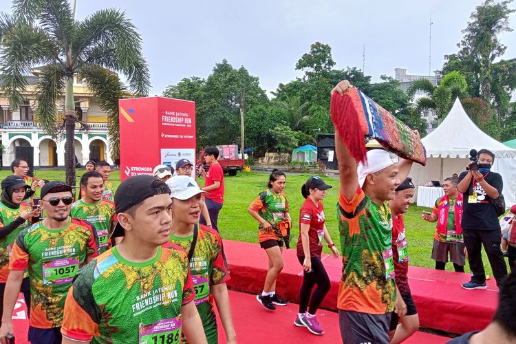 Gubernur Jawa Tengah, Ganjar Pranowo beserta istrinya turut serta dalam Bank Jateng Friendship Run sejauh 5 km dengan titik start dan finish di Istana Maimun pada Minggu (25/9/2022) pagi.