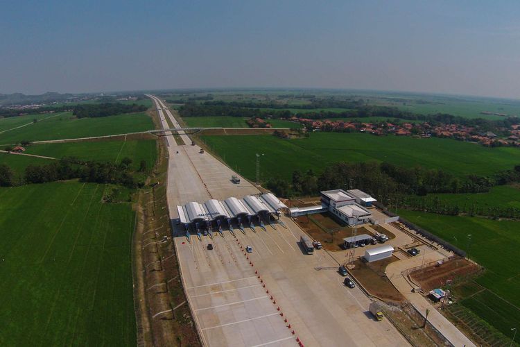 Gerbang Tol Palimanan, Cirebon, Jawa Barat, Kamis (18/6/2015). Tol Cikopo-Palimanan yang merupakan ruas jalan tol terpanjang di Indonesia yakni 116,75 kilometer tersebut diharapkan dapat mengurangi beban jalur Pantai Utara (pantura) Jawa hingga 60 persen. KOMPAS IMAGES/KRISTIANTO PURNOMO