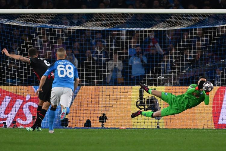 Kiper Napoli, Alex Meret, berhasil menahan penalti penyerang AC Milan, Olivier Giroud, pada menit ke-22 laga leg kedua babak perempat final Liga Champions di Stadion Diego Armando Maradona, Naples, Italia, Rabu (19/4/2023) dini hari WIB tersebut.