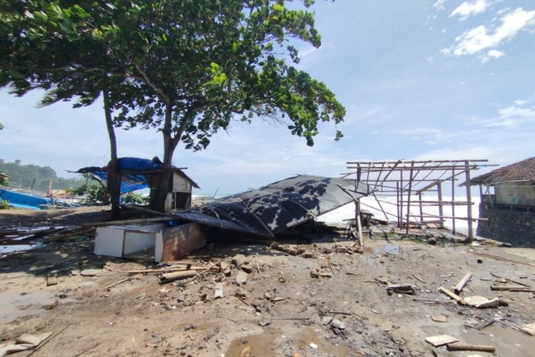 Bangunan pinggir pantai di pelabuhan rancabuaya yang terdampak gelombang pasang, Selasa (12/03/2024