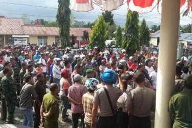 Ratusan pegawai honorer K2 di Kabupaten Seram Bagian Barat (SBB) mengamuk di kantor bupati setempat, Senin (24/2/2014). Aksi ini dilakukan untuk memprotes pengumuman hasil pengangkatan CPNS yang menurut mereka tidak adil. 