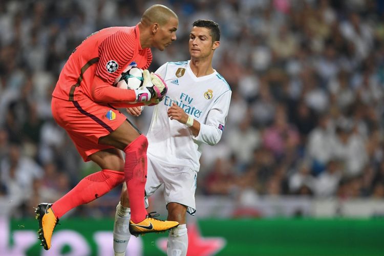 Kiper APOEL, Boy Waterman, dengan sigap menangkap bola yang coba dikejar penyerang Real Madrid, Cristiano Ronaldo, pada pertandingan Liga Champions di Stadion Santiago Bernabeu, Rabu (13/9/2017). 