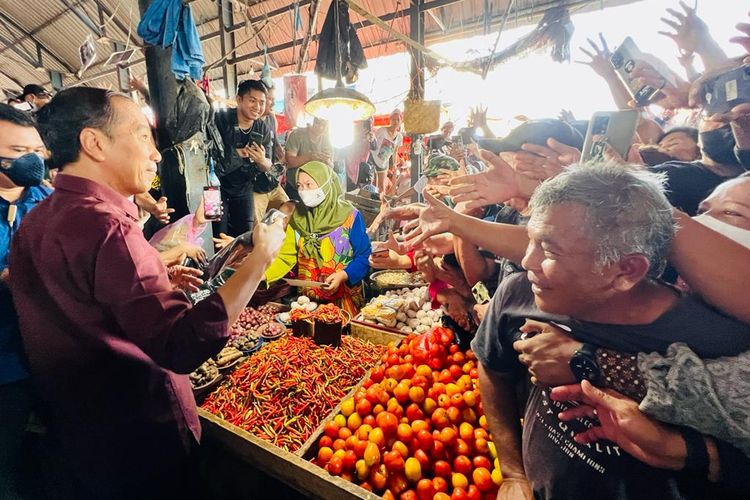 Presiden Joko Widodo membagikan bantuan saat blusukan di Pasar Pinasungkulan, Manado, Kamis (19/1/2023) pagi. 