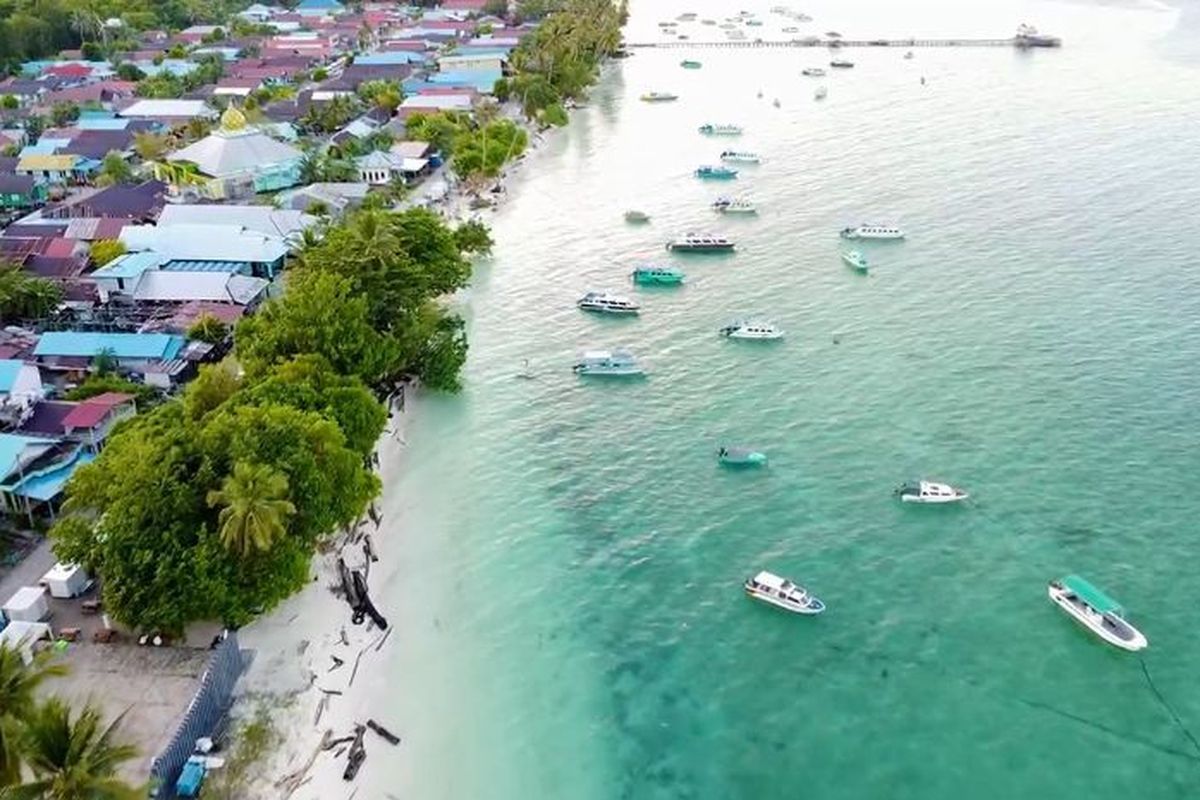 Pulau Maratua di Kabupaten Berau, Kalimantan Timur, kembali menjadi sorotan. Bukan karena panorama lautnya yang memesona, melainkan soal akses yang menyulitkan. Tiket pesawat menuju destinasi unggulan ini kerap kali habis dalam waktu singkat, membuat wisatawan kecewa dan warga lokal kesulitan pulang kampung. Rabu (30/7/2025)