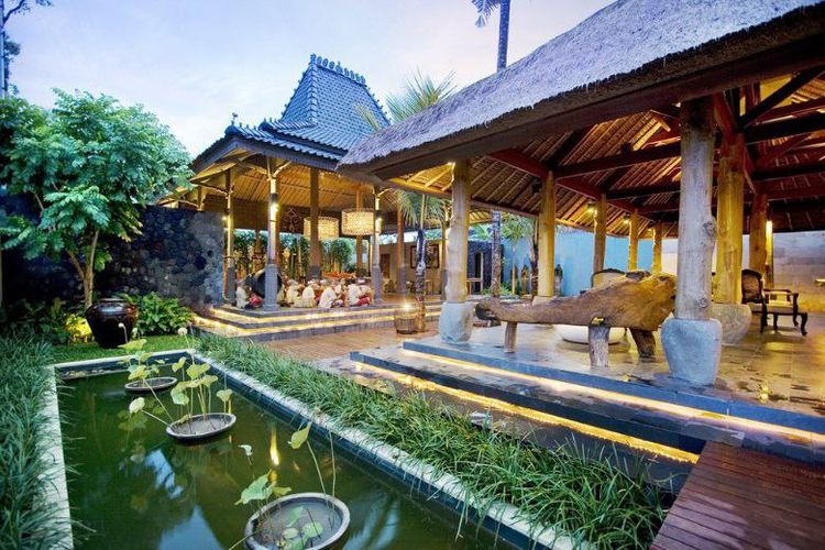 Para tamu yang ingin mendalami tradisi Bali bisa mengikuti kegiatan budaya harian.