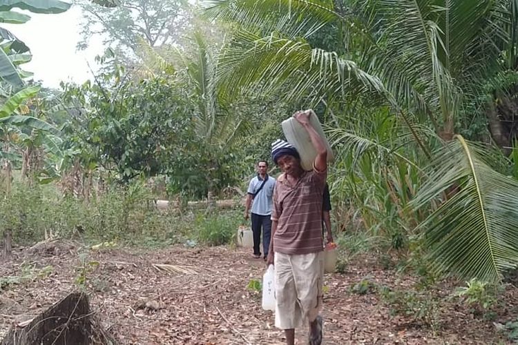 Foto : Warga Dusun Natarita, Desa Darat Gunung, Kecamatan Talibura, Kabupaten Sikka, Nusa Tenggara Timur, terpaksa harus menempuh perjalanan jauh hingga 4 kilometer, Sabtu (25/9/2021.