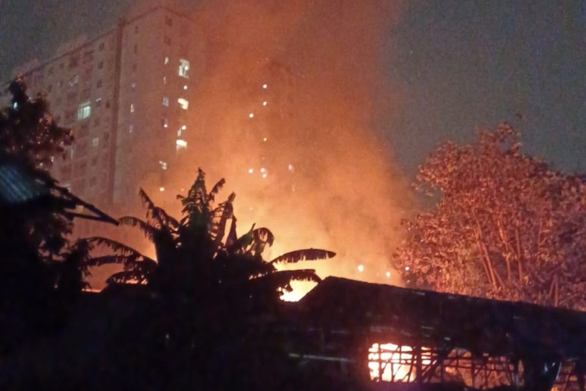Kebakaran sebuah gudang triplek di Jalan Cipinang Muara Dua, Jakarta Timur, Selasa (30/5/2023) malam. Belum diketahui penyebab dari kebakaran tersebut.