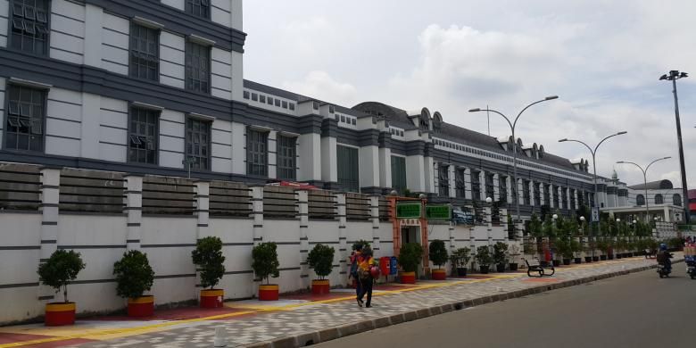 Kondisi bangunan dan trotoar di Terminal Bus Rawamangun, Jakarta Timur, Jumat (6/1/2017).