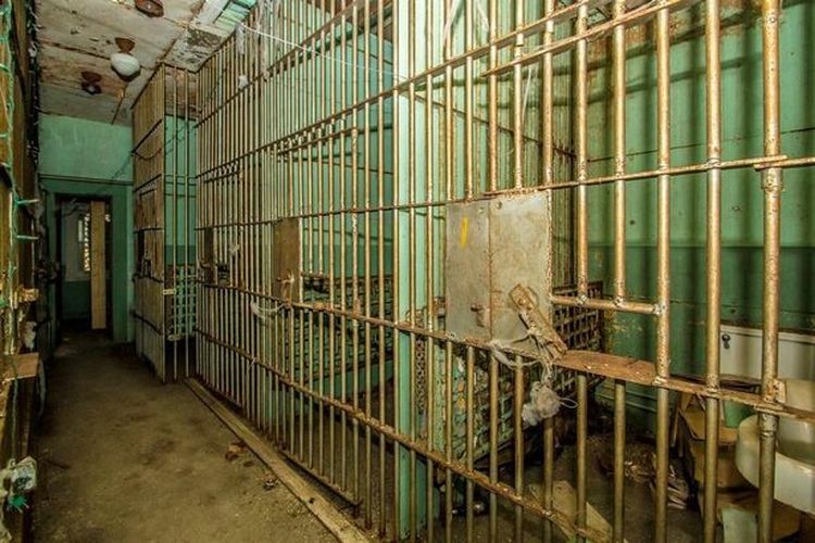 Gambar dari 7 sel penjara di pondok kuno. 