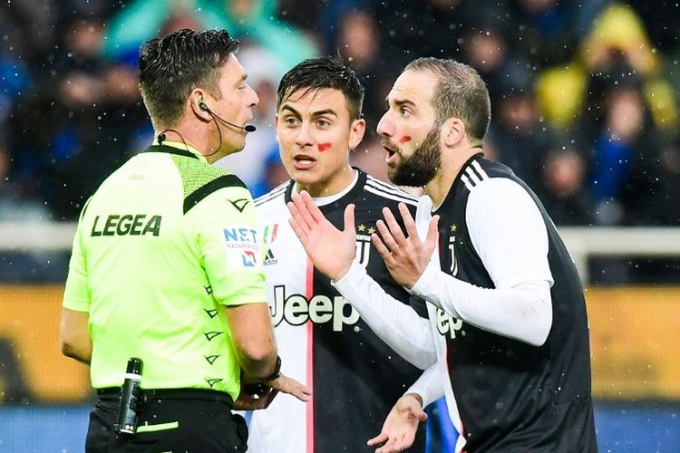 Leonardo Bonucci (kanan) dan Paulo Dybala melakukan protes kepada wasit Gianluca Rocchi pada pertandingan Atalanta vs Juventus dalam lanjutan Serie A Liga Italia di Stadion Atleti Azzurri dItalia, 23 November 2019. 