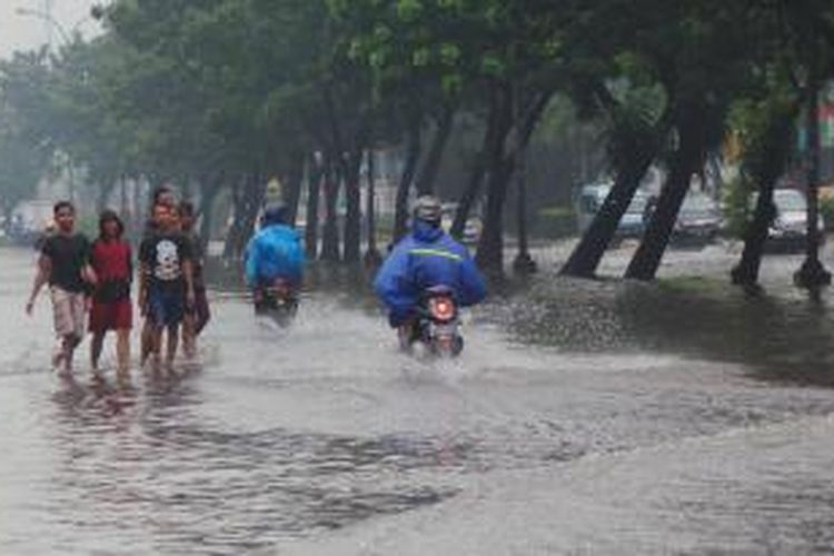 Jalan Boulevard Barat Kelapa Gading, tepatnya mulai bundaran Sentra Kelapa Gading, yang mengarah ke Mall of Indonesia (MoI), Kelapa Gading, Jakarta Utara, Jumat (23/1/2015), digenangi banjir.