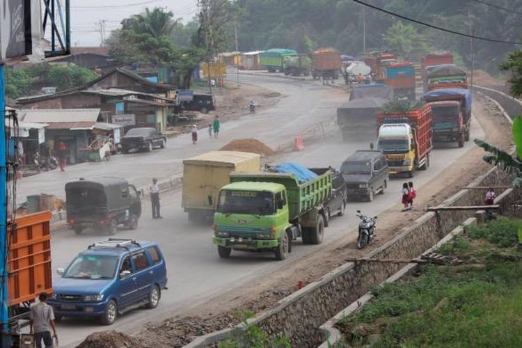 Arus lalu lintas yang didominasi kendaraan barang terjadi di pertigaan Jalan Soekarno Hatta-Jalan Teluk Ambon, Bandar Lampung, Lampung, Selasa (23/7/2013).