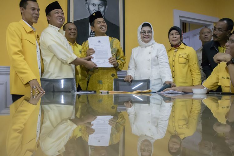 Ketua Pemenang Pemilu Wilayah Jawa dan Sumatera Partai Golkar, Yusron Wahid (kedua kiri) dan Ketua DPD Partai Golkar Jawa Barat Dedi Mulyadi (keempat kiri) memperlihatkan Surat Keputusan dan rekomendasi dukungan bakal calon gubernur atau wakil gubernur di Kantor DPD Partai Golkar Jawa Barat, Bandung, Jawa Barat, Rabu (27/12). DPP Partai Golkar resmi mengusung Ketua DPD Partai Golkar Jawa Barat sekaligus Bupati Purwakarta Dedi Mulyadi untuk maju sebagai calon Gubernur atau wakil gubernur pada Pemilihan Gubernur Provinsi Jawa Barat 2018 mendatang. ANTARA FOTO/Novrian Arbi/nz/17