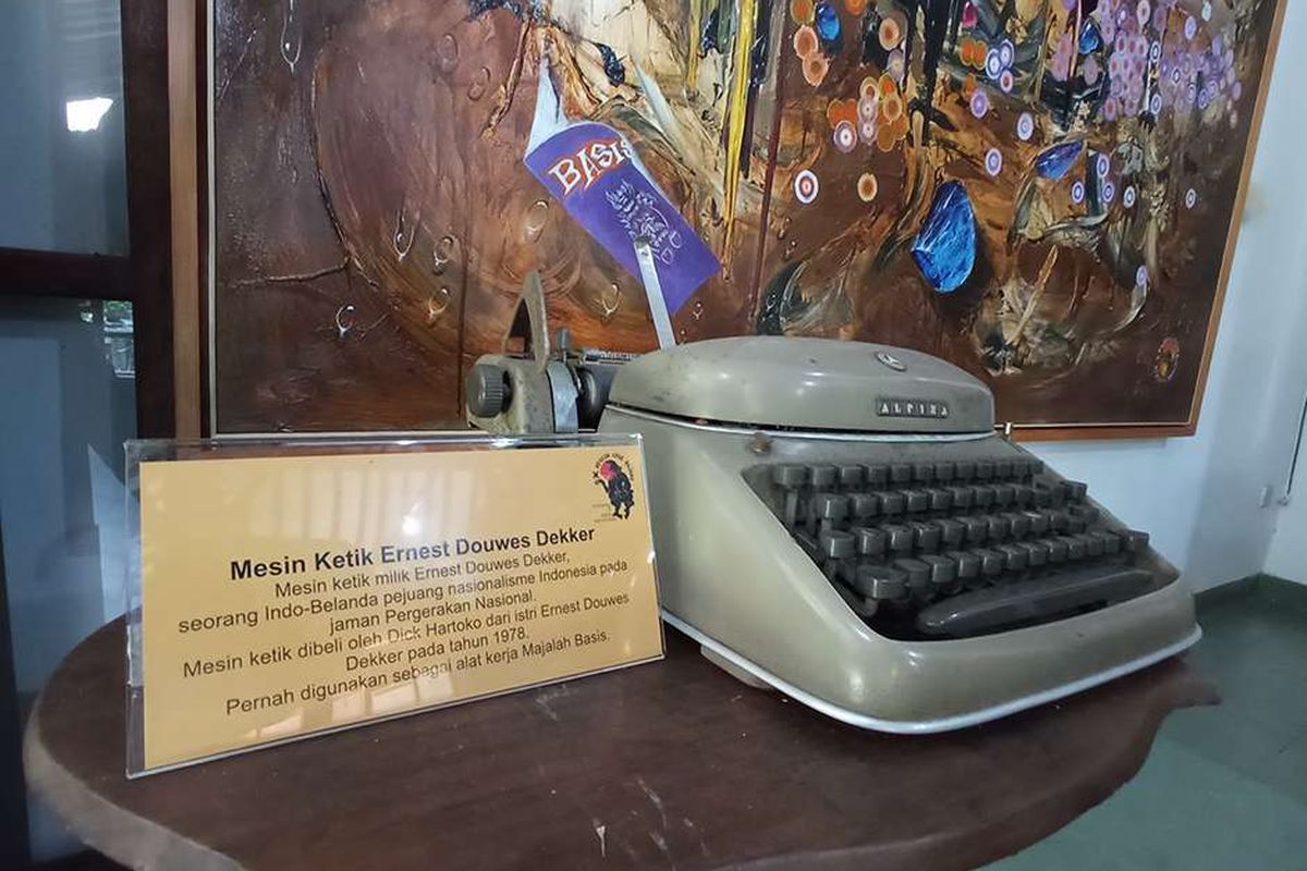 Mesin ketik Douwes Dekker, satu dari sekian benda bersejarah yang ditampilkan di ruangan Kapujanggan, di Museum Anak Bajang, Dusun Karangkletak, Hargobinangun, Kecamatan Pakem, Kabupaten Sleman, Senin (27/9/2021). Museum yang diluncurkan sekaligus memeringati 40 tahun karya tulis Budayawan Sindhunata yang bertajuk 'Anak Bajang Menggiring Angin' ini menampilkan karya seni, jurnalistik, hingga mengangkat pluralisme di Indonesia.