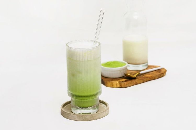 Matcha latte, salah satu ide olahan minuman matcha.