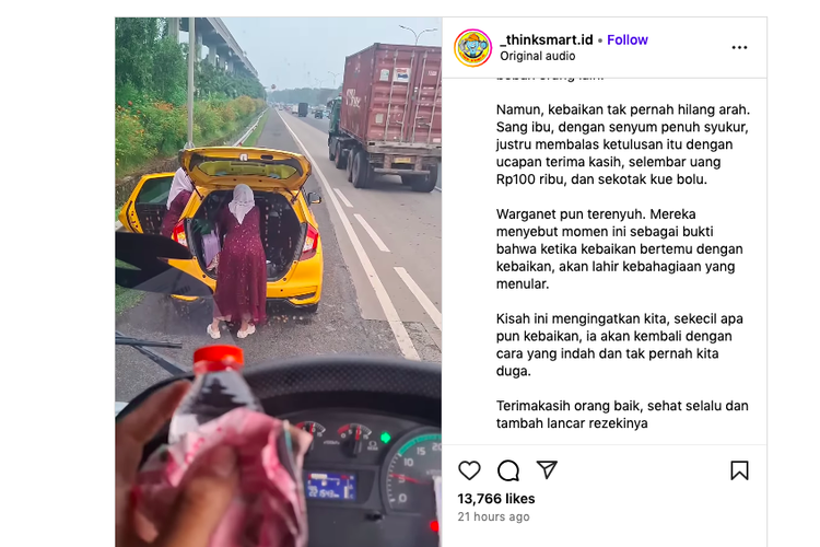 Video viral di media sosial memperlihatkan seorang sopir truk diberikan uang dan makanan karena membantu ibu-ibu mengganti ban mobil di jalan tol.