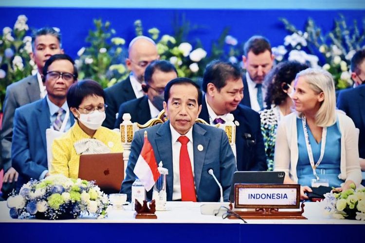 Presiden Joko Widodo dalam Konferensi Tingkat Tinggi (KTT) ke-17 Asia Timur di Hotel Sokha Phnom Penh, Kamboja, Minggu (13/11/2022).