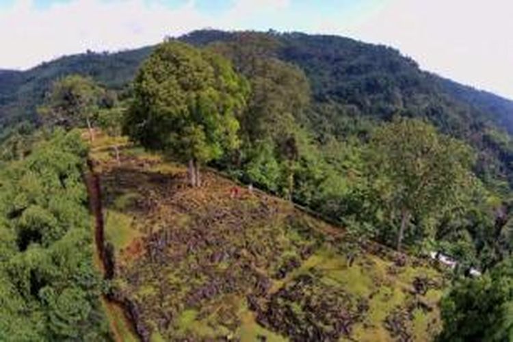 Situs megalit Gunung Padang di Desa Karyamukti, Kecamatan Campaka, Kabupaten Cianjur, Jawa Barat, 30 Mei 2014. Tim Riset Mandiri Gunung Padang mengungkapkan bahwa situs dibangun oleh empat kebudayaan berbeda, yang tertua diperkirakan mencapai umur 10.000 tahun.