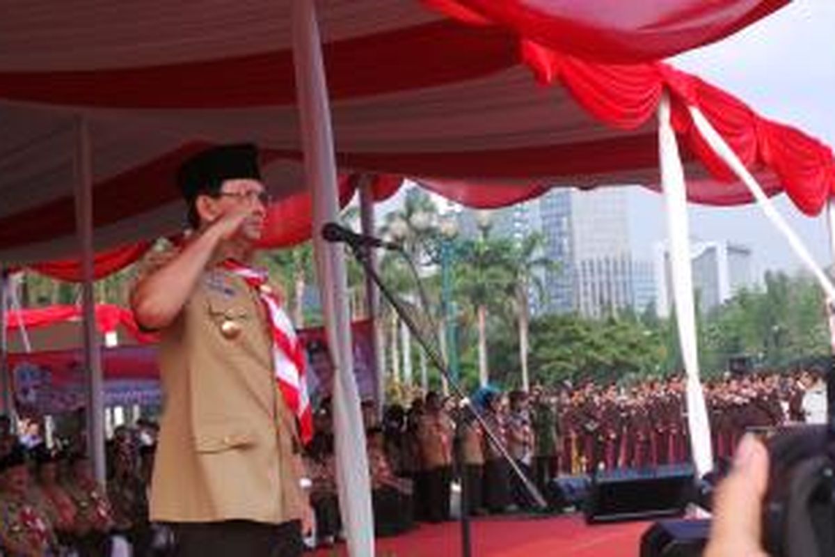 Gubernur DKI Jakarta Basuki Tjahaja Purnama saat memimpin upacara pada Peringatan Hari Pramuka ke-54, di Lapangan Monas, Jumat (14/8/2015).  