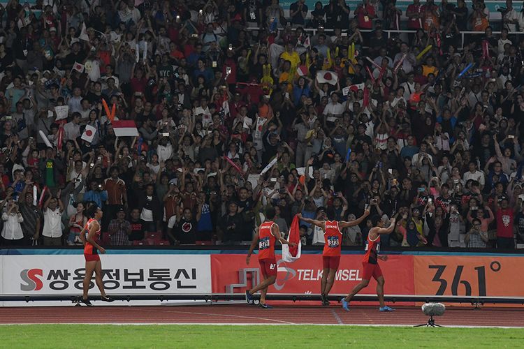 Tim pelari Estafet Indonesia menyapa penonton seusai berhasil meraih medali perak pada babak final Lari Estafet 4x100m Putra Asian Games ke-18 Tahun 2018 di Stadion Utama Gelora Bung Karno Senayan, Jakarta, Kamis (30/8/2018). Lalu Muhammad Zohri, Fadlin, Eko Rimbawan dan Bayu Kertanegara mencatatkan waktu 38,77 detik sekaligus mempersembahkan medali pertama Indonesia dari nomor 4 x 100 meter sejak tahun 1966.