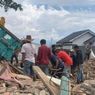 Kehilangan Pekerjaan, Korban Gempa Cianjur Punguti Besi Bekas Sisa Reruntuhan Bangunan