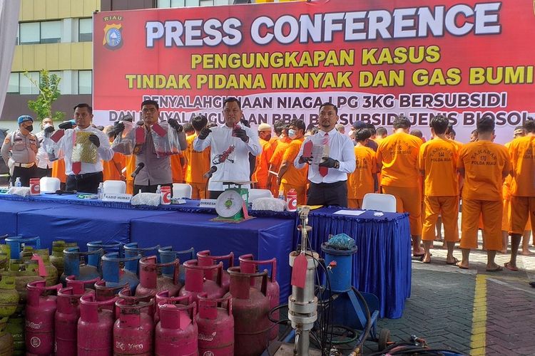 Kabid Humas Polda Riau Kombes Sunarto (dua dari kiri) bersama jajaran Ditreskrimsus saat menggelar konferensi pers pengungkapan kasus pengoplosan gas elpiji dan penimbunan solar subsidi, Senin (26/9/2022).