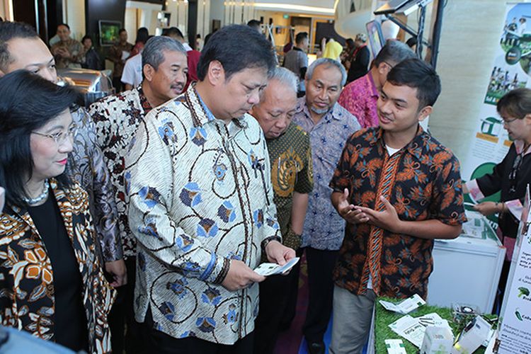 Menperin Airlangga Hartarto beserta Dirjen IKM Gati Wibawaningsih meninjau booth finalis kompetisi pada Festival Semarak IKM 2018 (Foto: dok. Kementerian Perindustrian)