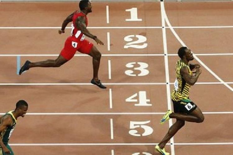 Usain Bolt (kanan) mengalahkan Justin Gatlin (kiri) dalam sebuah perlombaan lari.