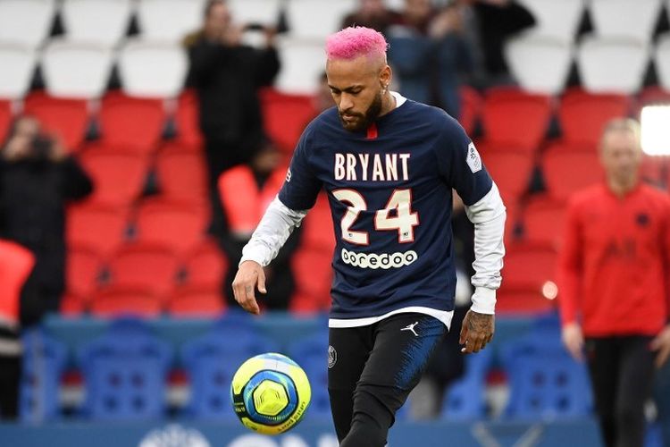 Pemain depan Paris Saint-Germain,Neymar melakukan pemanasan dengan mengenakan jersey untuk menghormati legenda NBA Kobe Bryant, yang tewas dalam kecelakaan helikopter, sebelum pertandingan sepak bola L1 Prancis antara Paris Saint-Germain (PSG) dan Montpellier Herault SC di Parc Stadion des Princes di Paris, pada 1 Februari 2020.