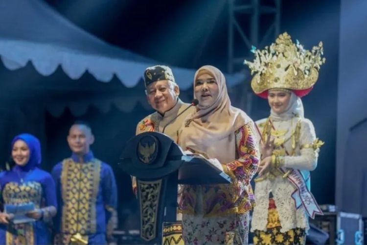 Wali Kota Bandar Lampung Eva Dwiana saat membuka ajang Bandar Lampung Expo 2025 yang diselenggarakan di Graha Mandala Alam, Sabtu (12/7/2025). 