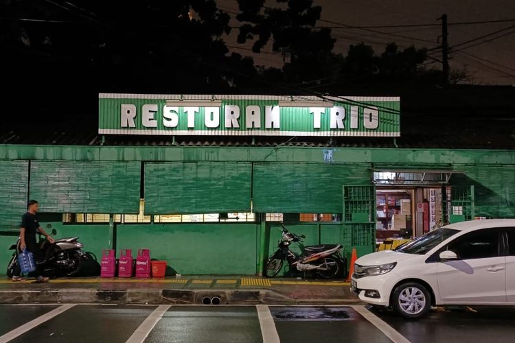 Restoran Trio yang terletak di bilangan Gondangdia, Menteng, Jakarta Pusat. Restoran yang sudah berusia 74 tahun ini tetap konsisten mempertahankan bentuk bangunannya di tengah keriuhan Kota Jakarta. 