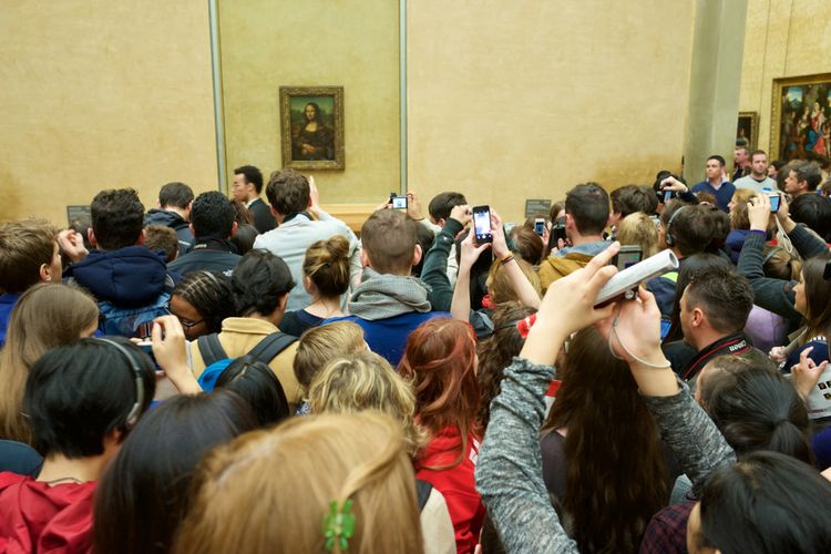 Ilustrasi pengunjung Louvre di Paris, Perancis, memadati area untuk memotret dan merekam lukisan Mona Lisa.