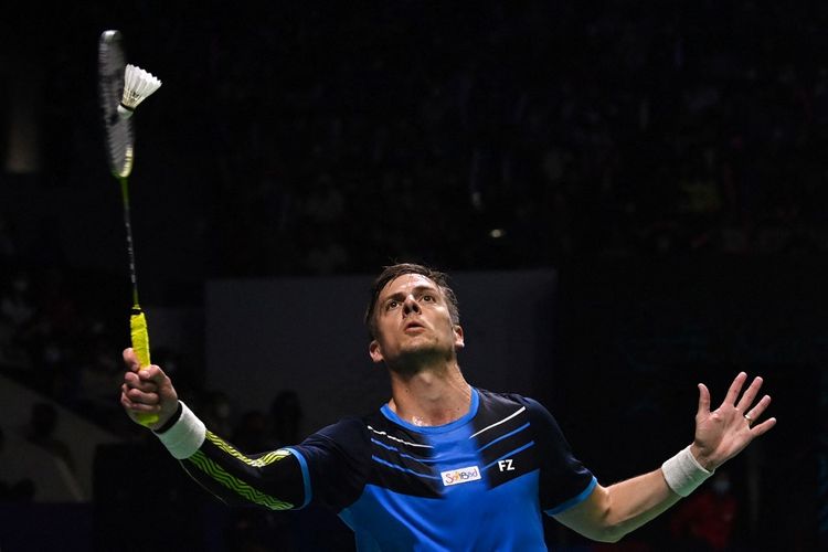 Pebulu tangkis Denmark Hans-Kristian Vittinghus saat melawan Anthony Sinisuka Ginting pada babak 16 besar Indonesia Open 2022 di Istora Senayan, Jakarta, Kamis (16/6/2022). 