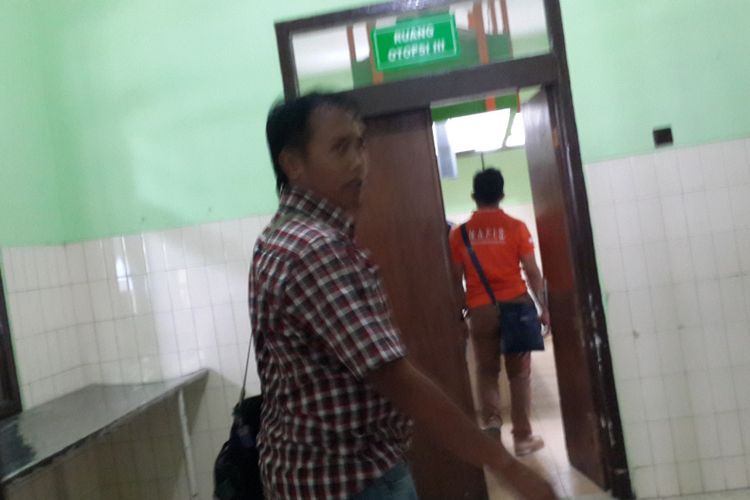 Pertugas Inafis Polres Malang saat membawa jasad Karim Mullah ke Kamar Mayat Rumah Sakit Saiful Anwar Kota Malang, Jumat (2/11/2018)