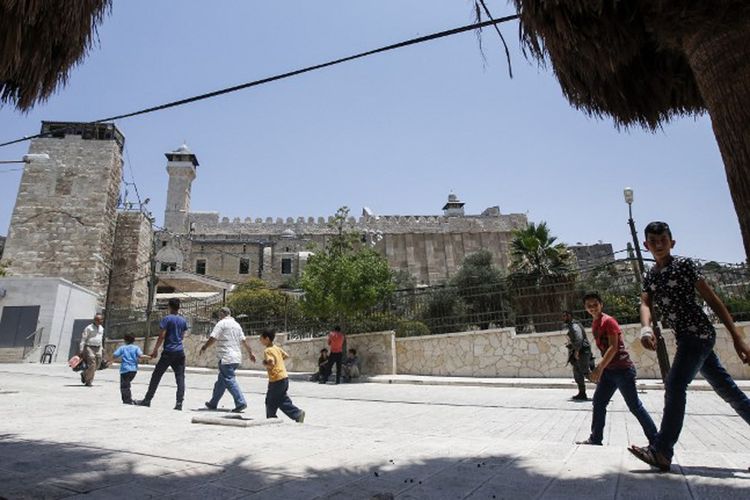 Masjid Ibrahimi, yang membelah Kota Hebron di selatan Tepi Barat. 