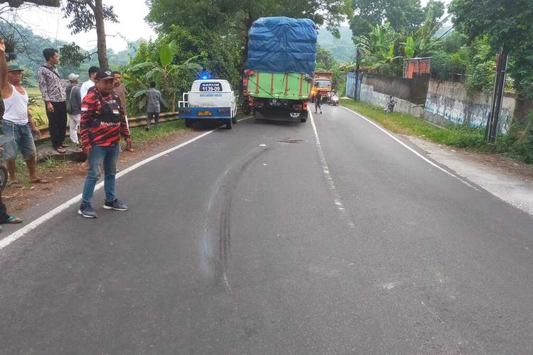 Personel Satlantas Polres Sumedang melakukan olah TKP di lokasi kecelakaan di Jalan Raya Cirebon-Bandung, Kamis (18/5/2023) sore. Dok. Polres Sumedang/KOMPAS.com