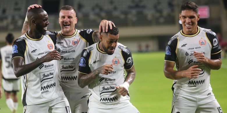 Pesepak bola Persija Jakarta Maxwell Souza De Lima (kedua kanan) melakukan selebrasi seusai menjebol gawang PSBS Biak pada laga Super League 2025-26 di Stadion Maguwoharjo, Sleman, D.I Yogyakarta, Sabtu (18/4/2026). Persija Jakarta menang atas PSBS Biak dengan skor 1-0. ANTARA FOTO/Andreas Fitri Atmoko/bar