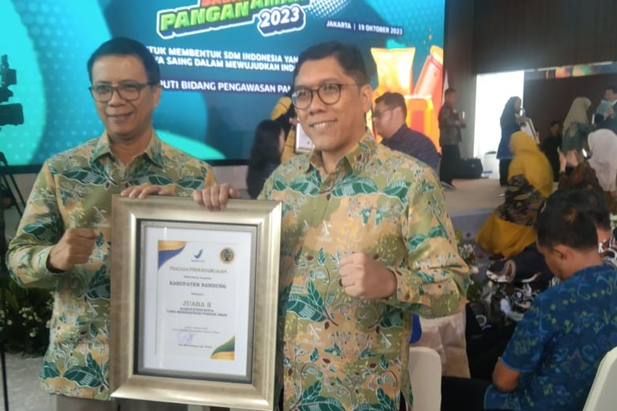 Pemerintah Kabupaten (Pemkab) Bandung meraih Juara 2 Kabupaten/Kota Pangan Aman Tingkat Nasional 2023 dalam acara Germas Sapa 2023 dan Pemberian Apresiasi Kabupaten/Kota Pangan Aman di Aula Gedung Merah Putih, Jakarta Pusat, Kamis (19/10/2023). Penghargaan ini menjadi yang ke-209 selama masa jabatan Bupati Bandung Dadang Supriatna.
